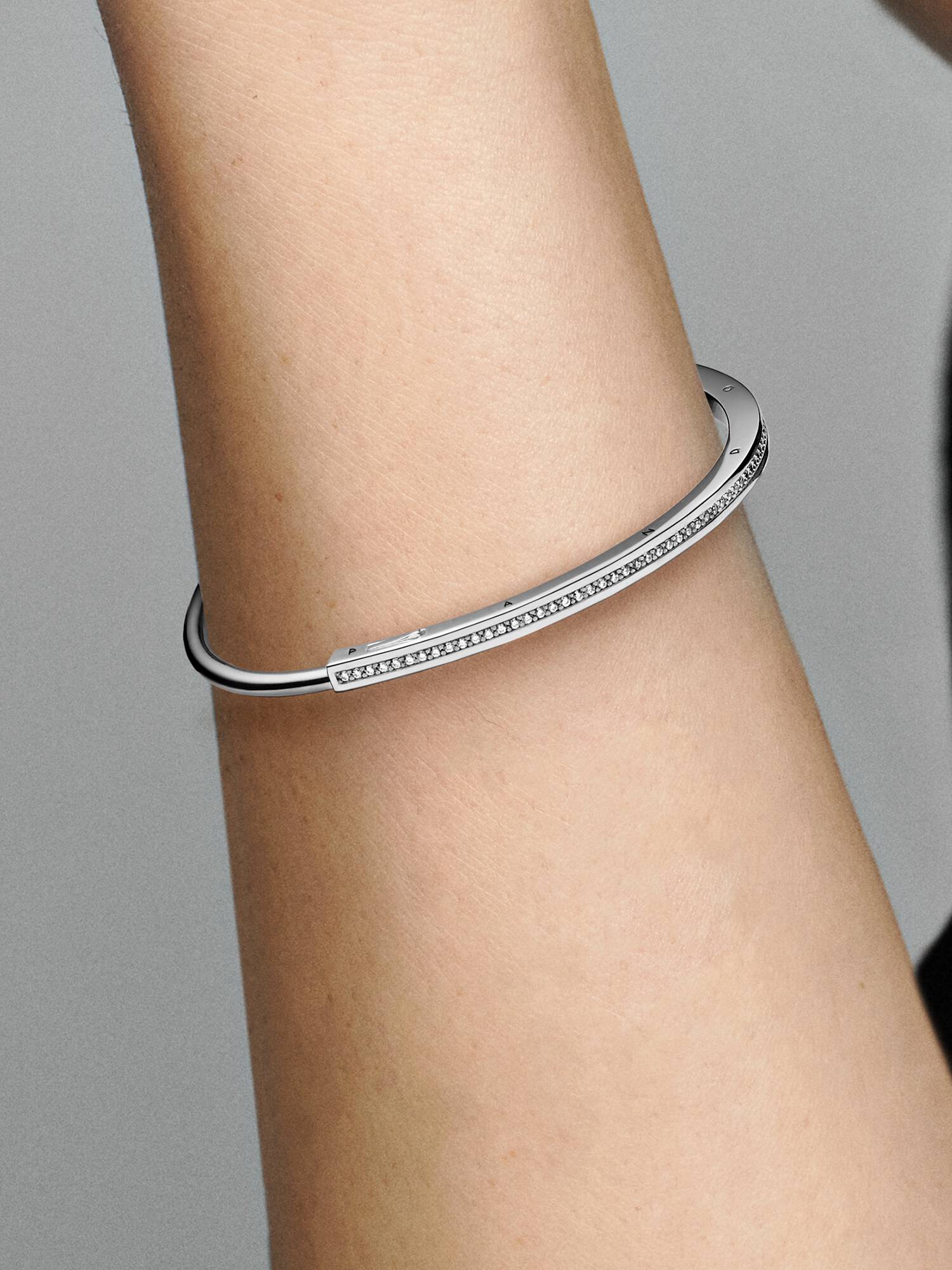 PANDORA Signature 經典 I-D 寶石密鑲手環