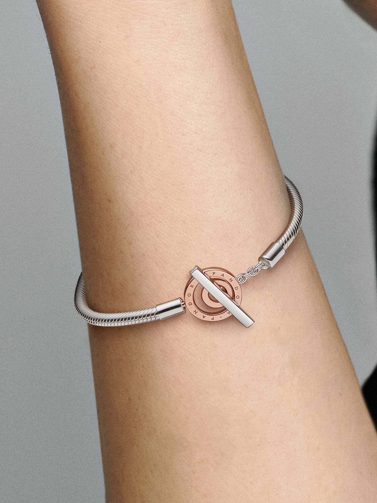PANDORA Signature Logo 雙色金屬 T 字扣蛇鏈