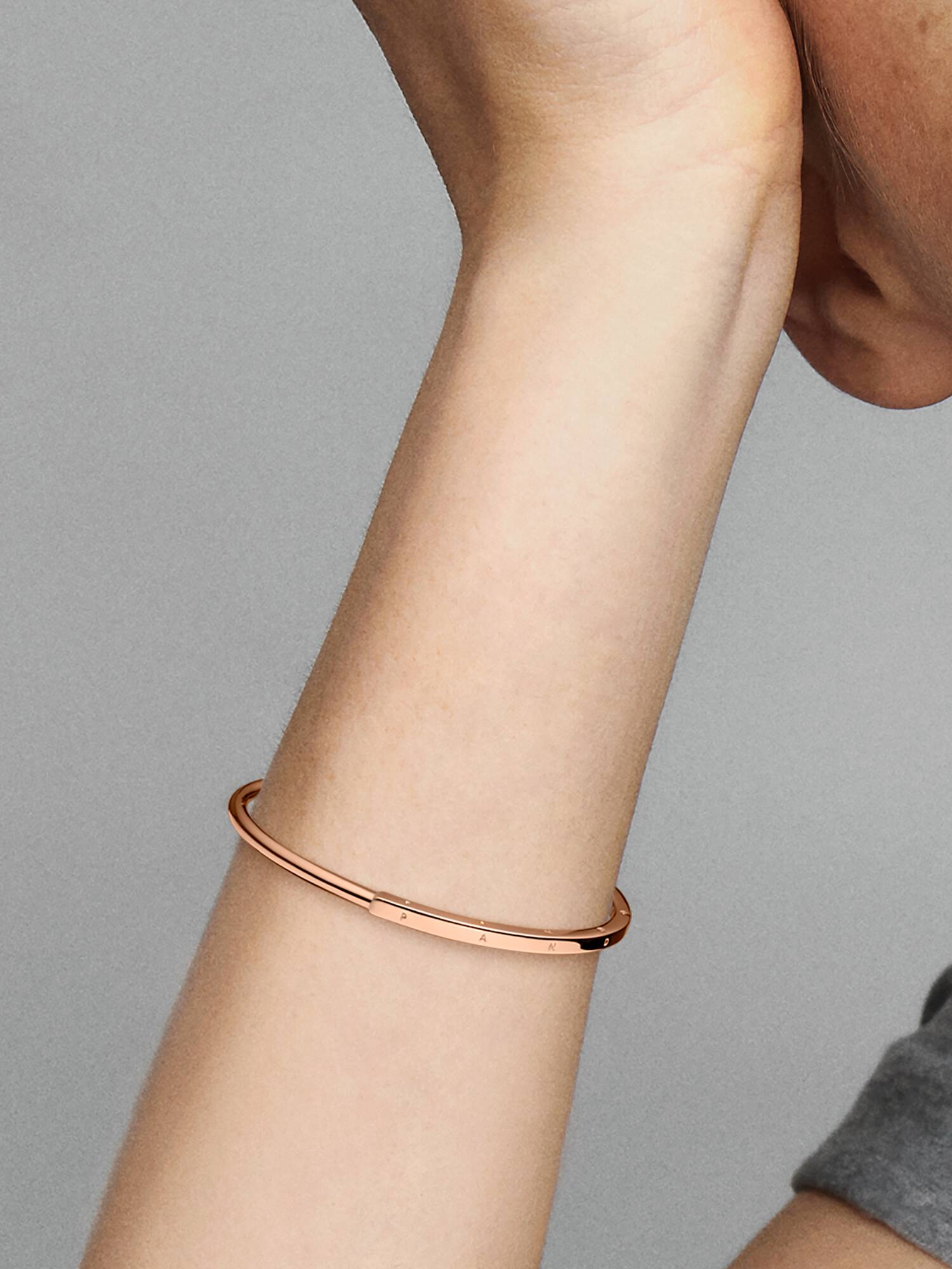 PANDORA Signature  I-D 鍍14k玫瑰金開放式手環